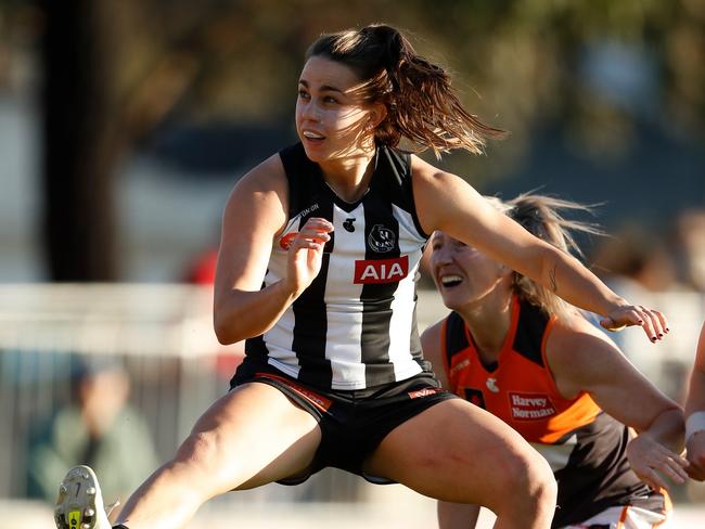 MELBOURNE, AUSTRALIA - OCTOBER 09: Chloe Molloy of the Magpies kicks the ball during the 2022 S7 AFLW Round 07 match between the Collingwood Magpies and the GWS Giants at Victoria Park on October 9, 2022 in Melbourne, Australia. (Photo by Dylan Burns/AFL Photos via Getty Images)