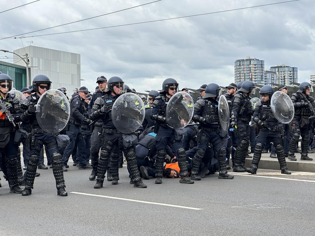 Expo chaos: acrid smell of gas as mob attacks police