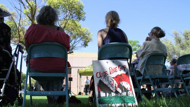 Carmen Escobar Robinson and Alexandra Elizabeth Walker's defence lawyer John Lawrence addressed the crowd on the Alice Springs Local Court lawns, Tuesday, December 11 where pro-Palestinian activists in Alice Springs come out in support of the duo. Picture: Gera Kazakov