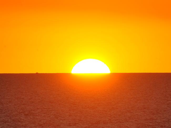 NEWS Daylight Savings Generic sunset pictures Cottesloe Story Chris Robinson