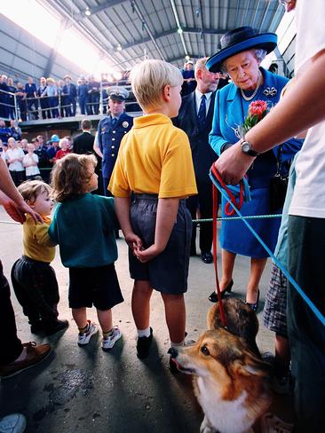 Queen Elizabeth II with McGinn family in Hobart after noticing pet corgi Ellie in 2000.