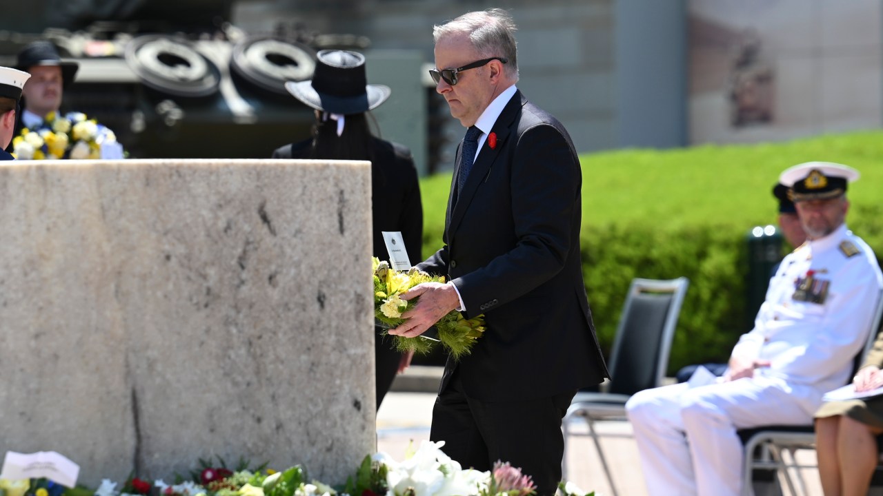 Премьер-министр Энтони Альбанезе чествует павших солдат на церемонии памяти австралийской войны в Канберре