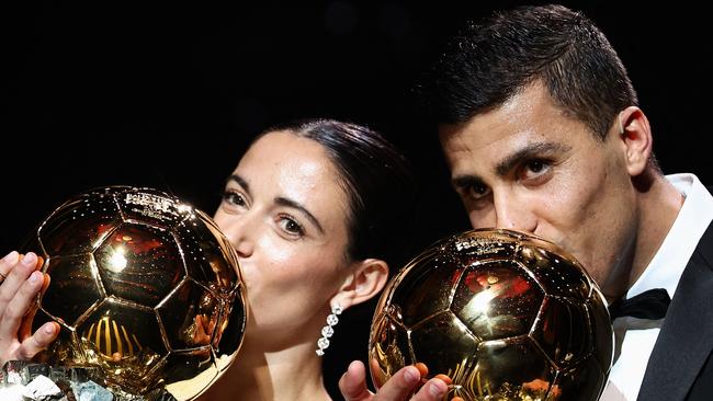 Barcelona's Spanish midfielder Aitana Bonmati (L) and Manchester City's Spanish midfielder Rodri pose with their Ballon d'Or award. (Photo by FRANCK FIFE / AFP)