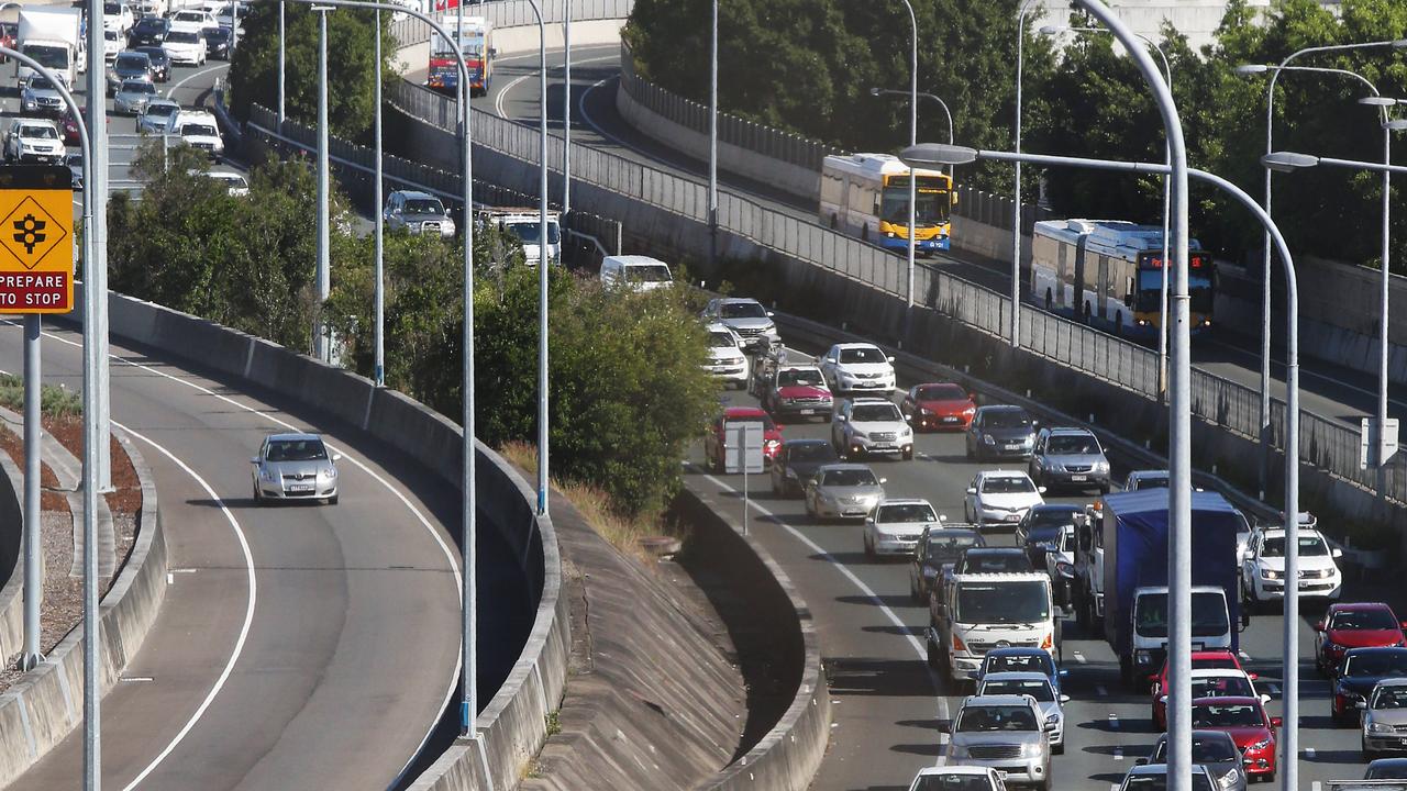 Brisbane traffic: M3 crash at Greenslopes causes commuter headaches ...