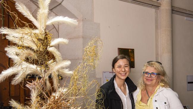 Sasha (left) and Tess Paterso from Brisbane at St Lukes Flower and Music Festival, Toowoomba Carnival of Flowers 2020. Saturday. 19th Sep 2020