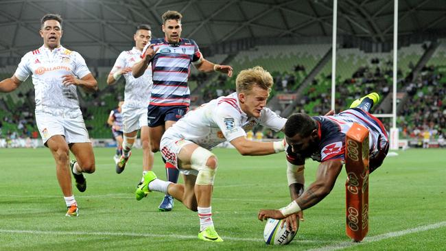 Marika Koroibete dives over to score his first Super Rugby try.