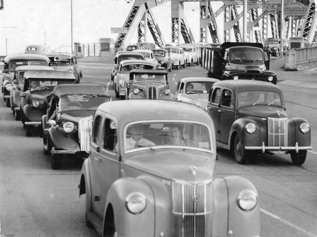 Traffic on the Story Bridge in 1956. Picture: State Library of Queensland