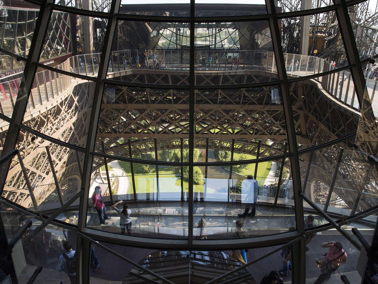 Eiffel Tower dazzles with glass floor 