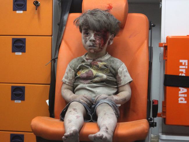 Getty Images Year in Focus 2016: 5-year-old wounded Syrian kid Omran Daqneesh sits alone in the back of the ambulance after he got injured during Russian or Assad regime forces air strike targeting the Qaterji neighbourhood of Aleppo on August 17, 2016. Photo by Mahmud Rslan/Anadolu Agency/Getty Images