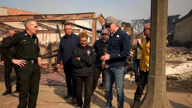 California Governor Gavin Newsom (R) and Los Angeles Mayor Karen Bass visit the devastation this week. Picture: Eric Thayer / GETTY