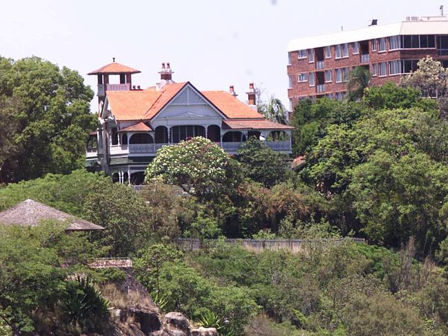 The house sits atop the Kangaroo Point cliffs.