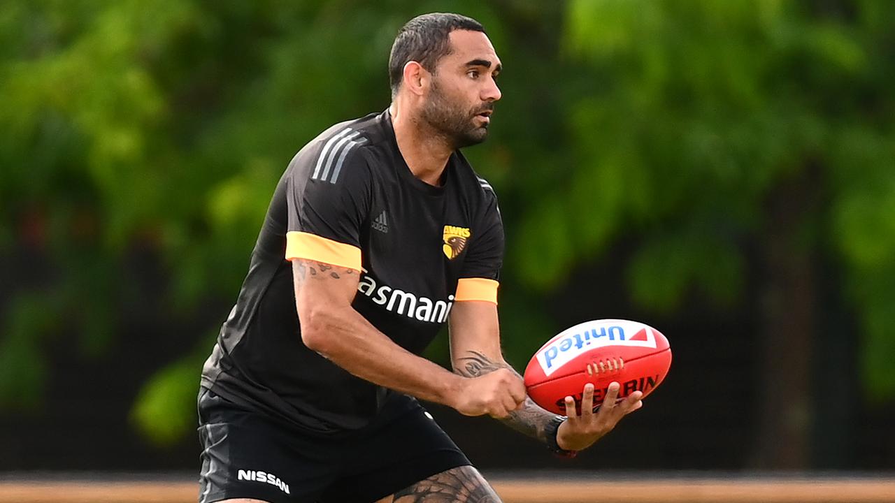 MELBOURNE, AUSTRALIA - DECEMBER 07: Shaun Burgoyne of the Hawks handballs during a Hawthorn Hawks AFL pre-season training session at Waverley Park on December 07, 2020 in Melbourne, Australia. (Photo by Quinn Rooney/Getty Images)