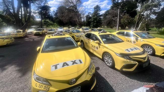 A meeting between taxi drivers in Geelong on Tuesday and Wednesday led to minor delays as they discussed issues affecting their work. More than 20 cars were parked in central Geelong on Wednesday (pictured). PHOTO: Supplied.