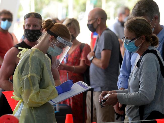 Adelaide Airport, Friday 8 January 2021. People after arriving into Adelaide from interstate lining up at the Adelaide Airport Covid-19 testing station. (Photo Sam Wundke)