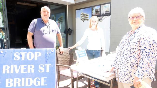 Stop The River Street Bridge campaigners Greg Nolan and Karina McLaughlin speak with Tullamore resident Michele Langley who travels into Dubbo regularly and opposes the bridge plan. Picture: Ryan Young