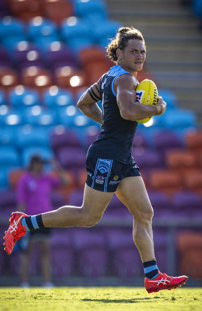 Phil Wills playing for Darwin Buffaloes in Round 1 of the 2024-25 NTFL season. Picture: Patch Clapp / AFLNT Media