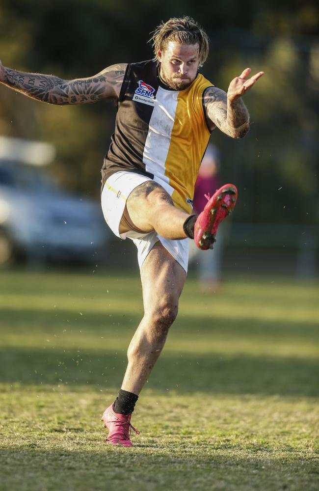 Josh Cardamone takes a kick for Ashwood. Picture: Valeriu Campan