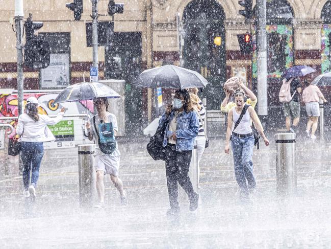 Heavy rain n Melbourne this afternoon.Picture by Wayne Taylor 8th November 2023