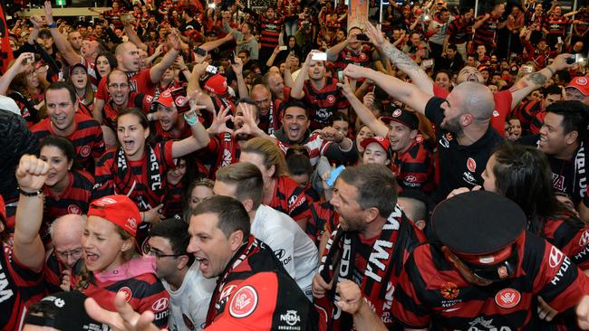 Fans greet the Wanderers at Sydney International Airport. (AFP PHOTO)