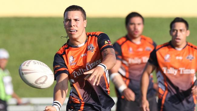 Shaun Nona playing for Tully Tigers in the 2010 CDRL A-grade preliminary final.