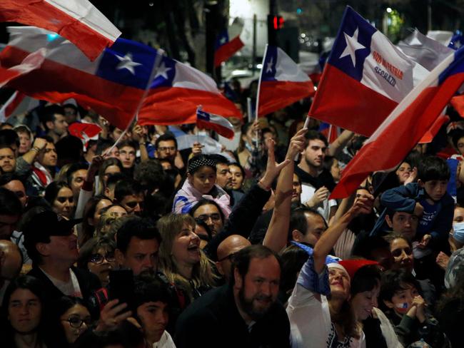 People rejecting the new constitution draft celebrate after knowing the first results of the referendum vote, in Santiago, on September 4, 2022. - A resounding majority in Chile rejected the proposed constitution that sought to change the one inherited from the Augusto Pinochet's dictatorship (1973-1989) for one with more social rights. With almost 100 percent of votes counted, the reject camp led with nearly 62 percent compared to just 38 percent for those in favor. (Photo by CLAUDIO REYES / AFP)