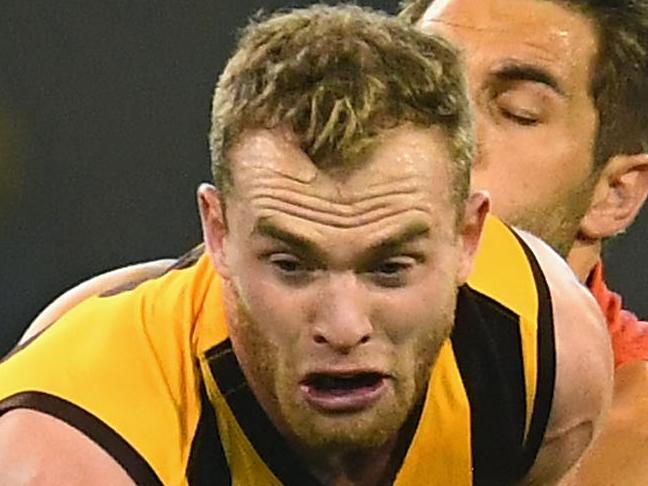 MELBOURNE, AUSTRALIA - MAY 11:  Tom Mitchell of the Hawks handballs whilst being tackled by Josh Kennedy of the Swans during the round eight AFL match between the Hawthorn Hawks and the Sydney Swans at Melbourne Cricket Ground on May 11, 2018 in Melbourne, Australia.  (Photo by Quinn Rooney/Getty Images)