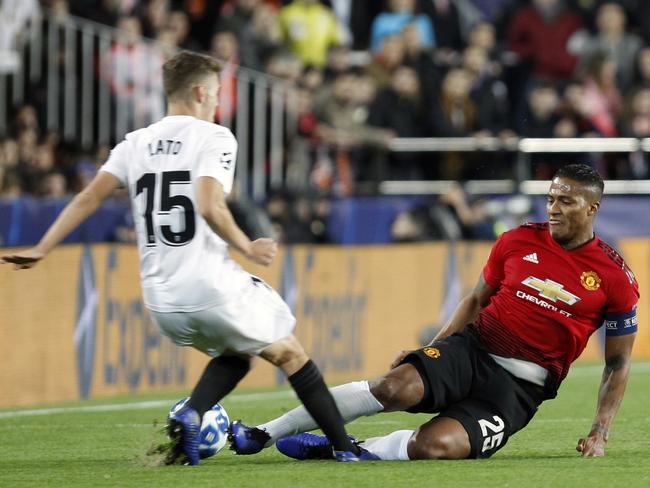 Manchester United's Antonio Valencia, right, duels for the ball with Valencia defender Antonio Lato during a Group H Champions League soccer match between Valencia and Manchester United at the Mestalla Stadium in Valencia, Spain, Wednesday, Dec. 12, 2018. (AP Photo/Alberto Saiz)