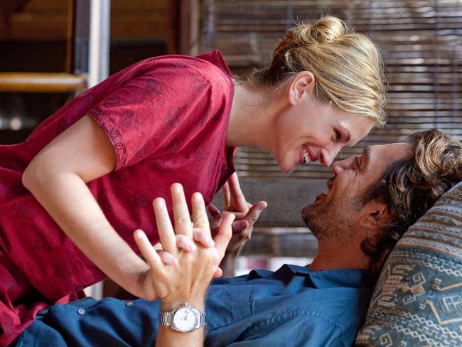 Julia Roberts as Elizabeth Gilbert and Javier Bardem as Felipe in Eat, Pray, Love.