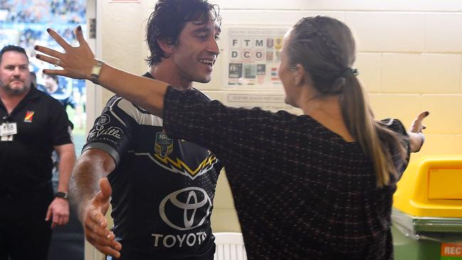 JT hugs Samantha after playing his last home NRL match. (Ian Hitchcock/Getty Images)