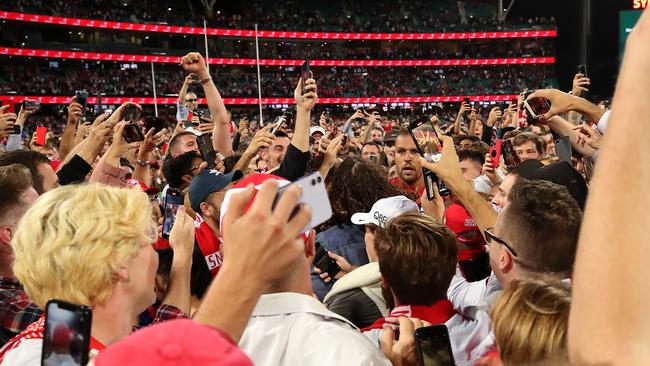 Phil Hillyard perfectly captured the moments after Lance Franklin’s 1000th goal.