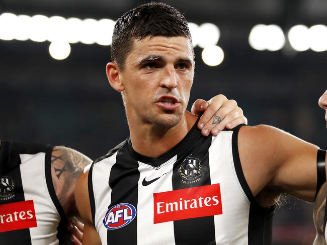 MELBOURNE, AUSTRALIA - MARCH 19: Scott Pendlebury of the Magpies addresses his players during the 2021 AFL Round 01 match between the Collingwood Magpies and the Western Bulldogs at the Melbourne Cricket Ground on March 19, 2021 in Melbourne, Australia. (Photo by Dylan Burns/AFL Photos via Getty Images)