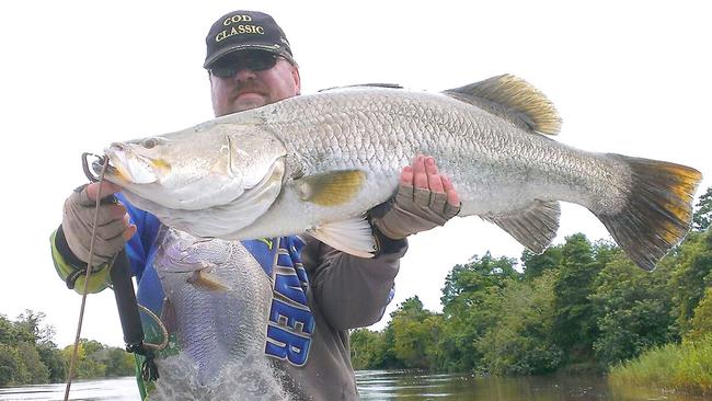 S<s1>tuey Brisbane from Daly River Barra Resort with one of several solid barra he’s been catching down the Daly.</s1>