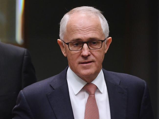 Australia's Prime Minister Malcolm Turnbull (right) speaks to Australia's Foreign Minister Julie Bishop during House of Representatives Question Time at Parliament House in Canberra, Monday, Feb. 27, 2017. (AAP Image/Lukas Coch) NO ARCHIVING