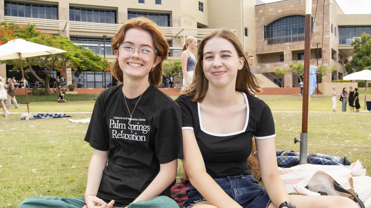 Samara Ballinger and Penny Hauck at Bond University’s O-Week