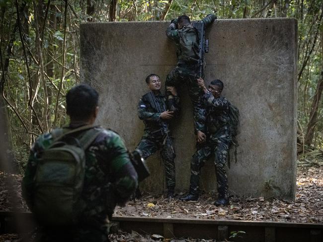 Indonesian Army soldiers (Tentara Nasional Indonesia) working as a team to get over the obstacle wall at the True Grit challenge at the Junior Officer Combat Instructor Training Course held in Tully, November 2024. PHOTO: CPL Luke Bellman