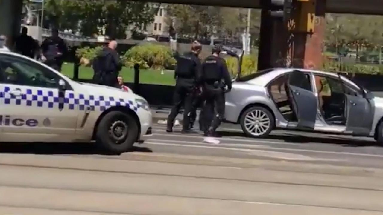 Melbourne CBD arrest Police swarm Flinders, William St to arrest man