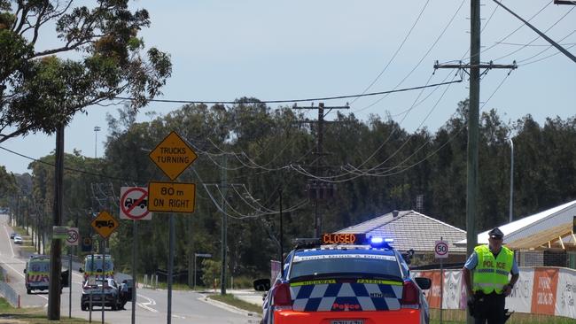 A police roadblock at the southern end of Minnesota Rd at the intersection of the Pacific Highway, Hamlyn Terrace, after a police shooting. Picture: Richard Noone