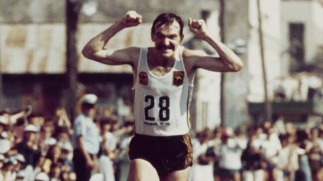 Rob de Castella was a fan favourite not just in Australian distance running but on a global scale, seen here coming down the straight of a cheering crowd to take the win in the Brisbane Comm games