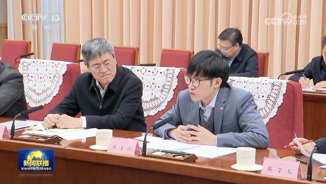 DeepSeek founder Liang Wenfeng, right, speaks at a symposium attended by Chinese Premier Li Qiang. Picture: CCTV