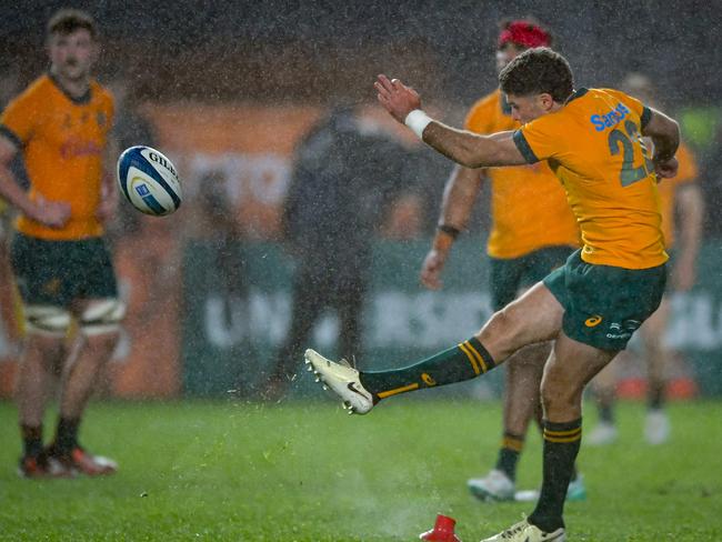 LA PLATA, ARGENTINA - AUGUST 31:  Ben Donaldson of Australia kicks the ball and scores the last penalty of his team to win the Rugby Championship match between Argentina and Australia at Estadio UNO Jorge Luis Hirschi on August 31, 2024 in La Plata, Argentina. (Photo by Marcelo Endelli/Getty Images)