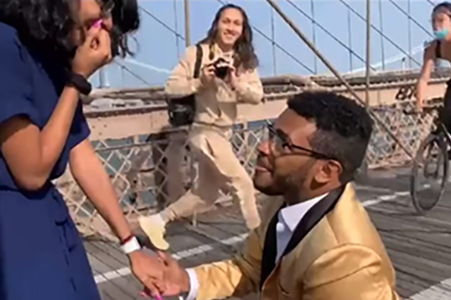 A proposal on Brooklyn Bridge in New York has gone viral after footage revealed it went horribly wrong. Picture: TikTok/officialjoshyjosh