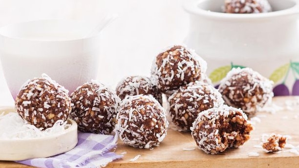 These chia, almond and cacao balls are easy to make.