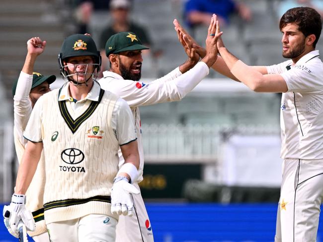 Pakistan's Shaheen Shah Afridi (R) high-fives captain Shan Masood (C) before Australian batsman Steve Smith (L) was ruled not-out on the first day of the second cricket Test match between Australia and Pakistan at the Melbourne Cricket Ground (MCG) in Melbourne on December 26, 2023. (Photo by William WEST / AFP) / -- IMAGE RESTRICTED TO EDITORIAL USE - STRICTLY NO COMMERCIAL USE --