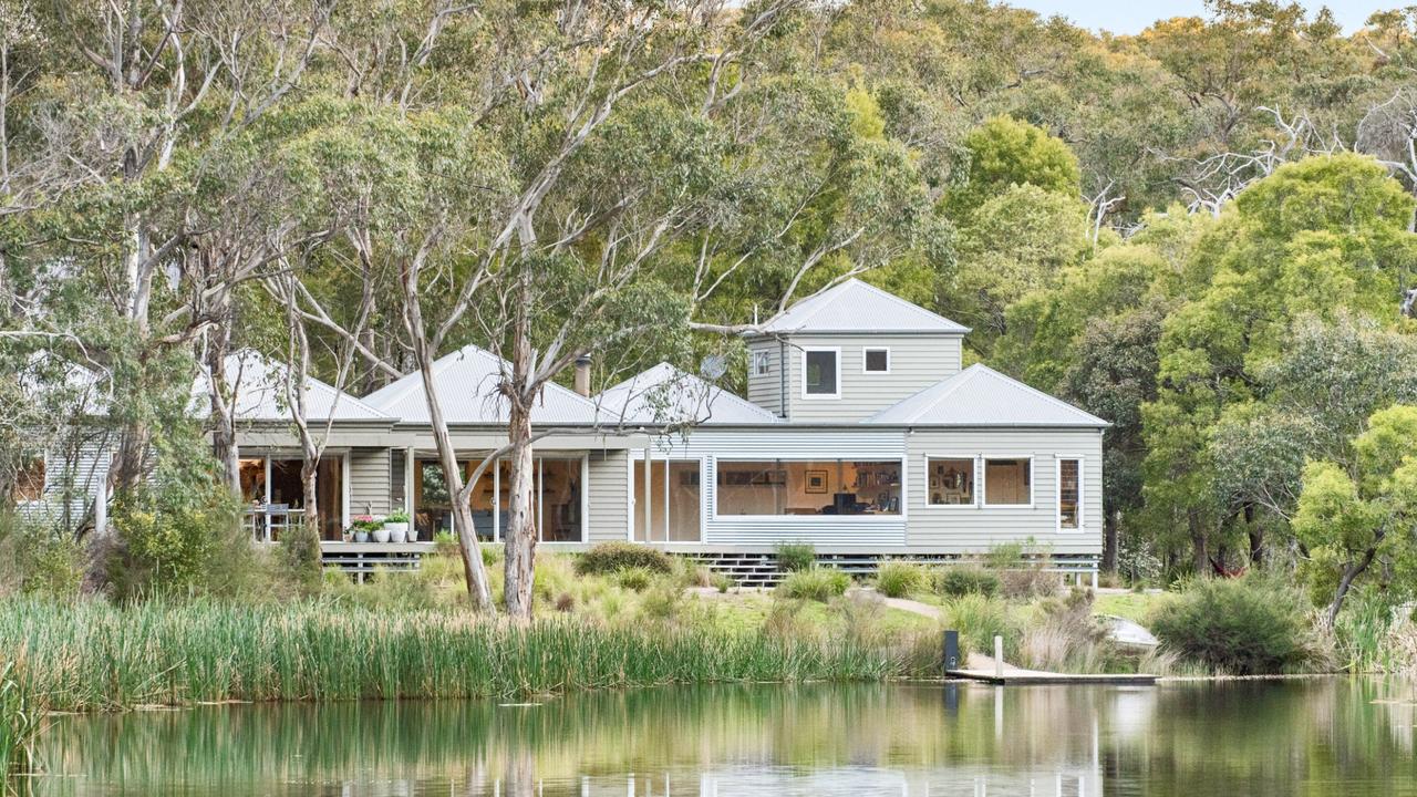 Artist’s Peninsula pad boasts both a lake house and a treehouse