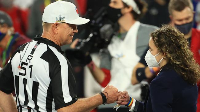 TAMPA, FLORIDA – FEBRUARY 07: Referee Carl Cheffers #51 fist bumps nurse Suzie Dorner before Super Bowl LV. Picture: Mike Ehrmann/Getty Images)