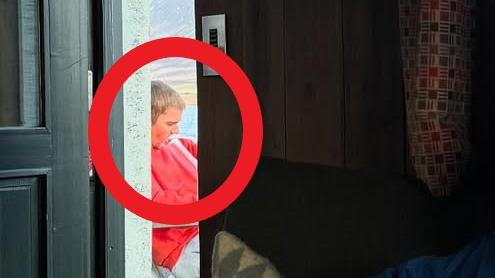 A closer look at Bieber in the background.