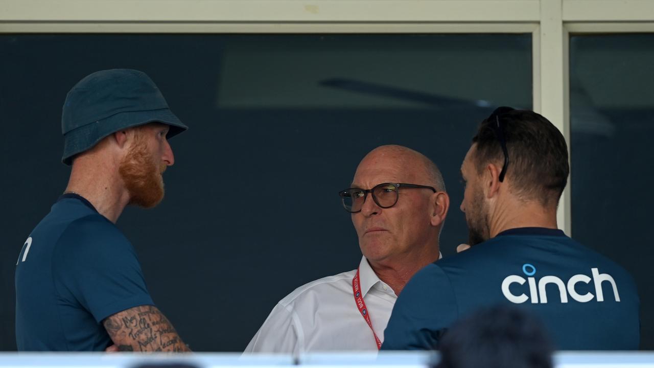 Stokes and coach Brendon McCullum speaks with ICC Match Referee Geoff Crowe after losing the 3rd Test. (Photo by Gareth Copley/Getty Images)