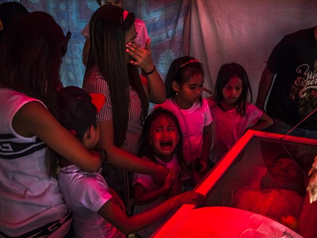 General News - First Prize, Stories © Daniel Berehulak, for The New York Times Title: They Are Slaughtering Us Like Animals Six-year-old Jimji cries in anguish as she screams “papa” before funeral parlor workers move the body of her father, Jimboy Bolasa, from the wake at the start of the funeral to Navotas Cemetery in Manila, Philippines. Unidentified men abducted Mr. Bolasa and a neighborhood friend one night. Less than an hour later, their beaten bodies, with signs of torture and gunshot wounds, were dumped under a nearby bridge. The police claim the men were alleged drug dealers while their family members say they had only surrendered themselves.