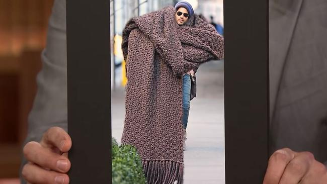 Lenny Kravitz Giant Scarf Meme Singer Explains His Fashion Choice