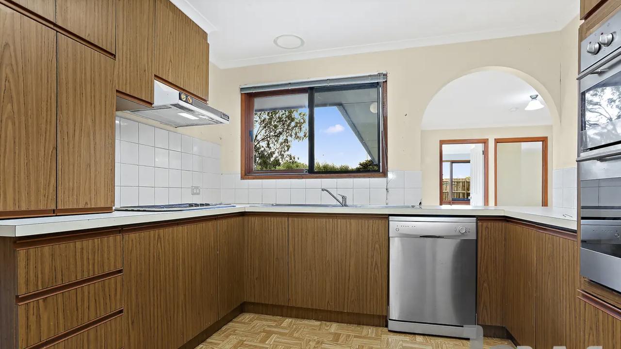 Before kitchen: A little rundown and in need of a little bit of love.